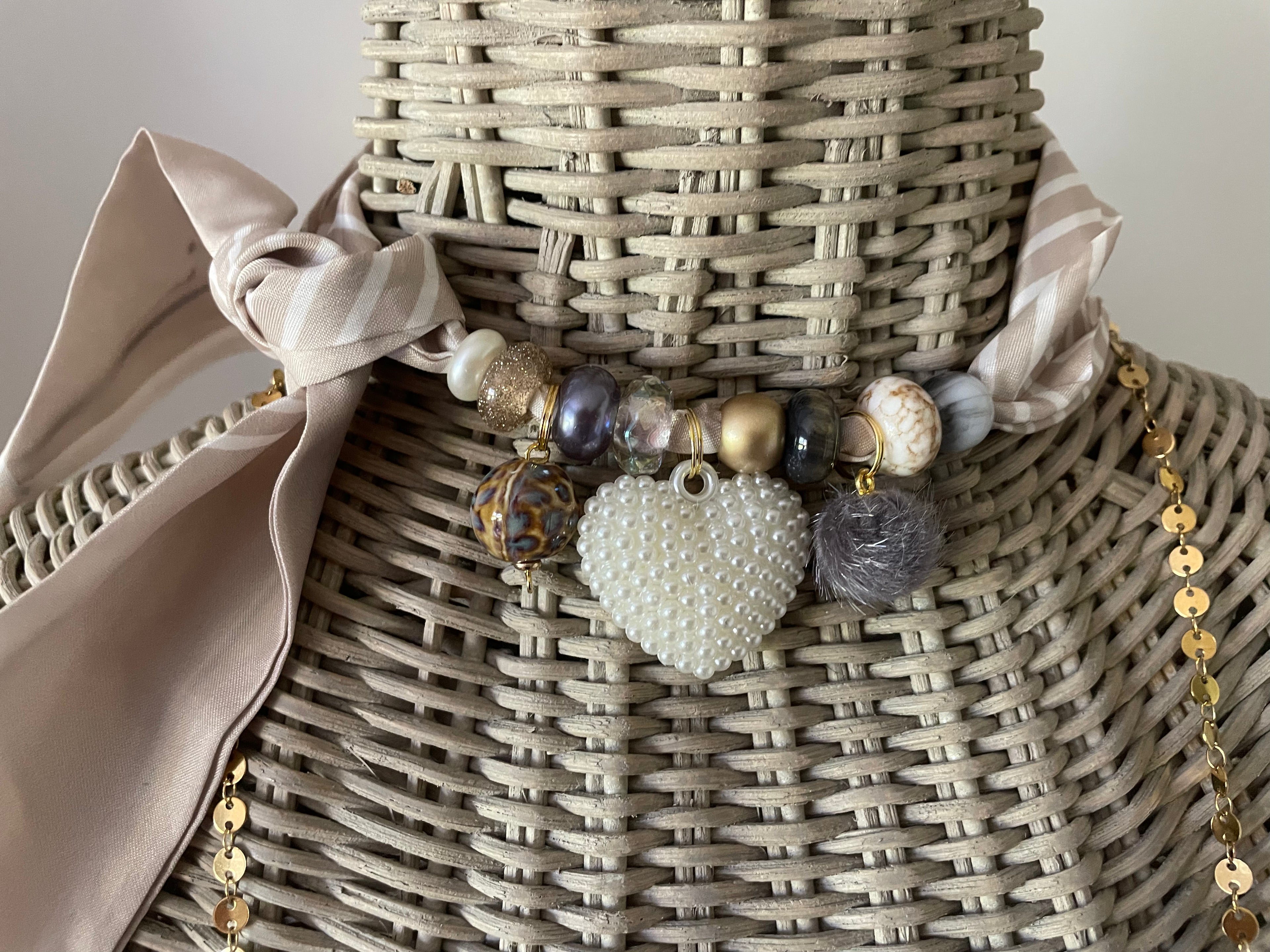 Sjaalketting - Beige wit streep met parel hart