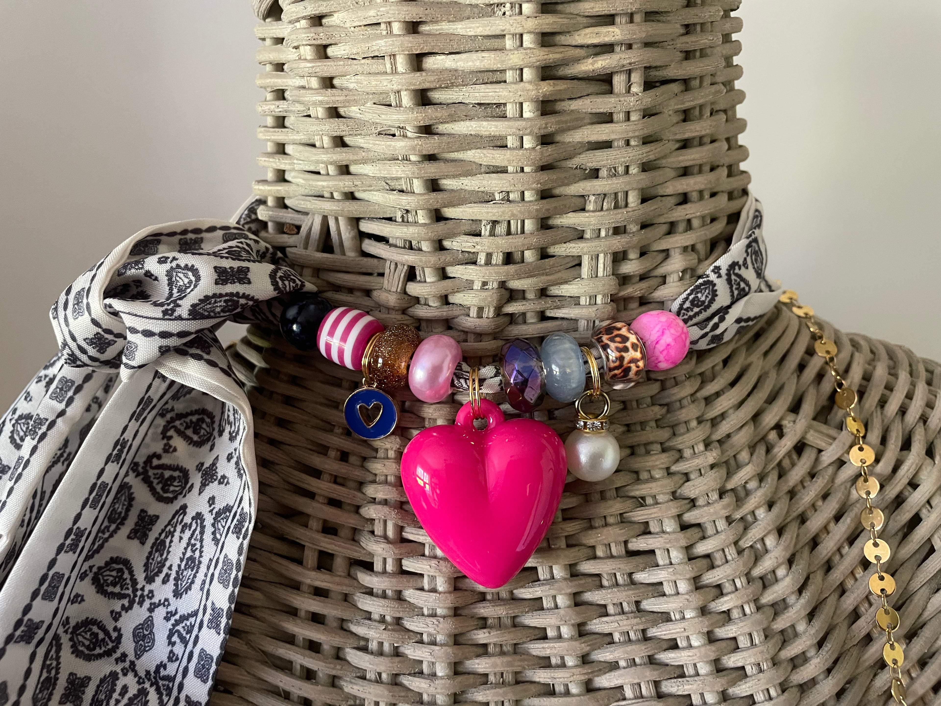 Sjaalketting - Zwart wit met fel rose hart