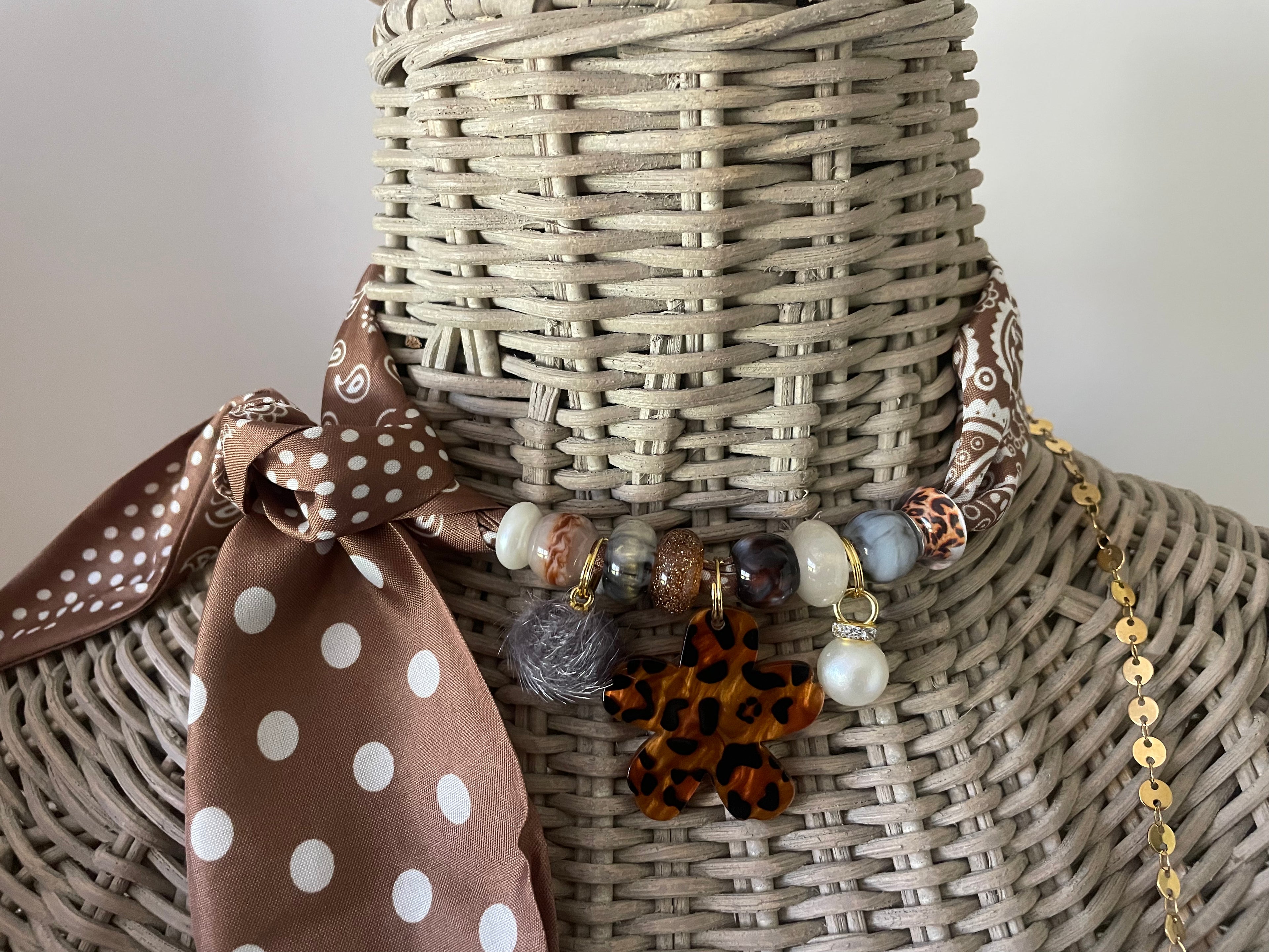 Sjaalketting - Beige wit met panterbloem aan 2 kanten draagbaar