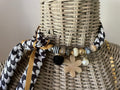 Sjaalketting - Zwart wit oker met beige bloem