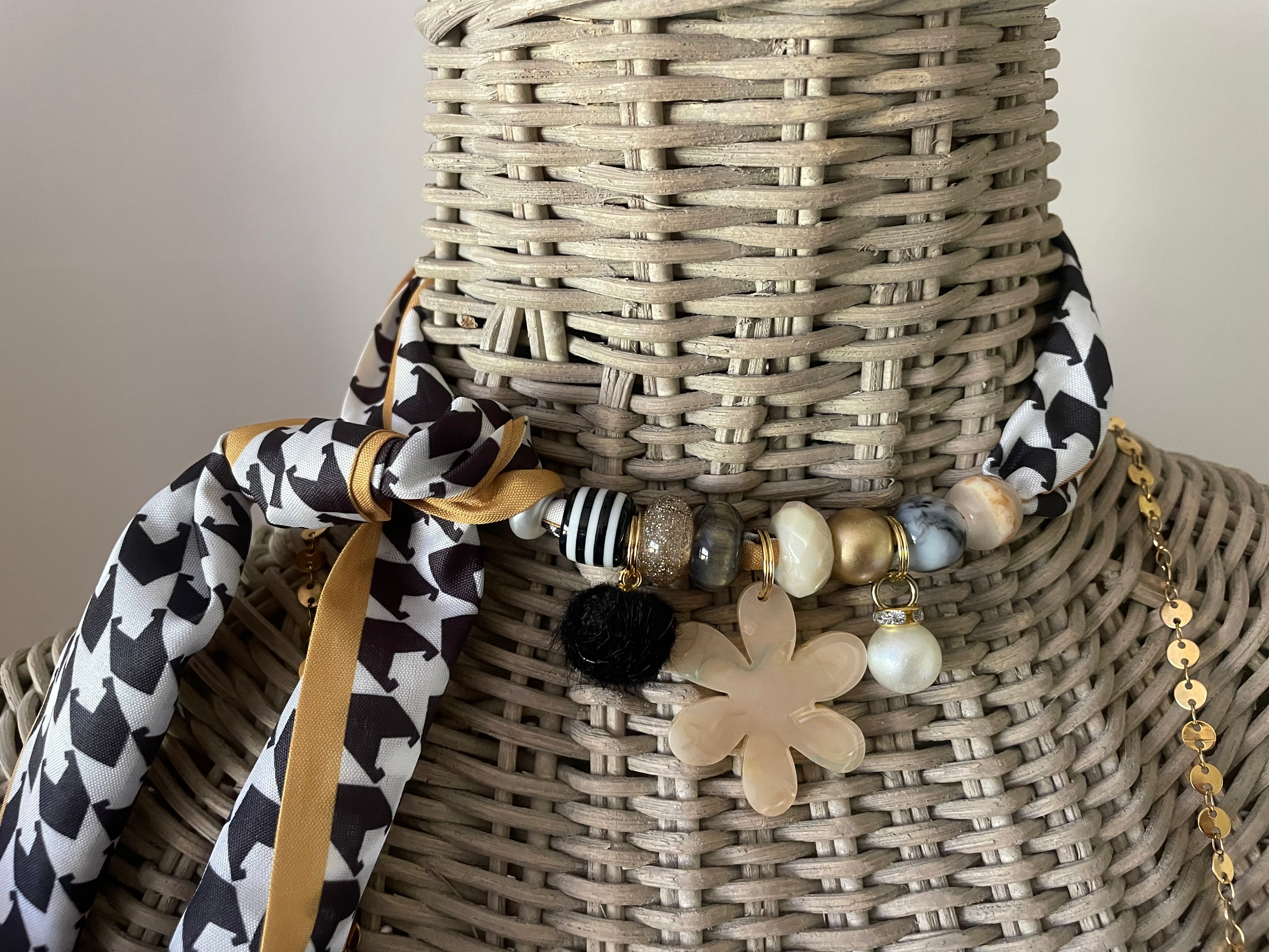 Sjaalketting - Zwart wit oker met beige bloem