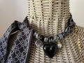 Sjaalketting -Zwart wit met groot hart