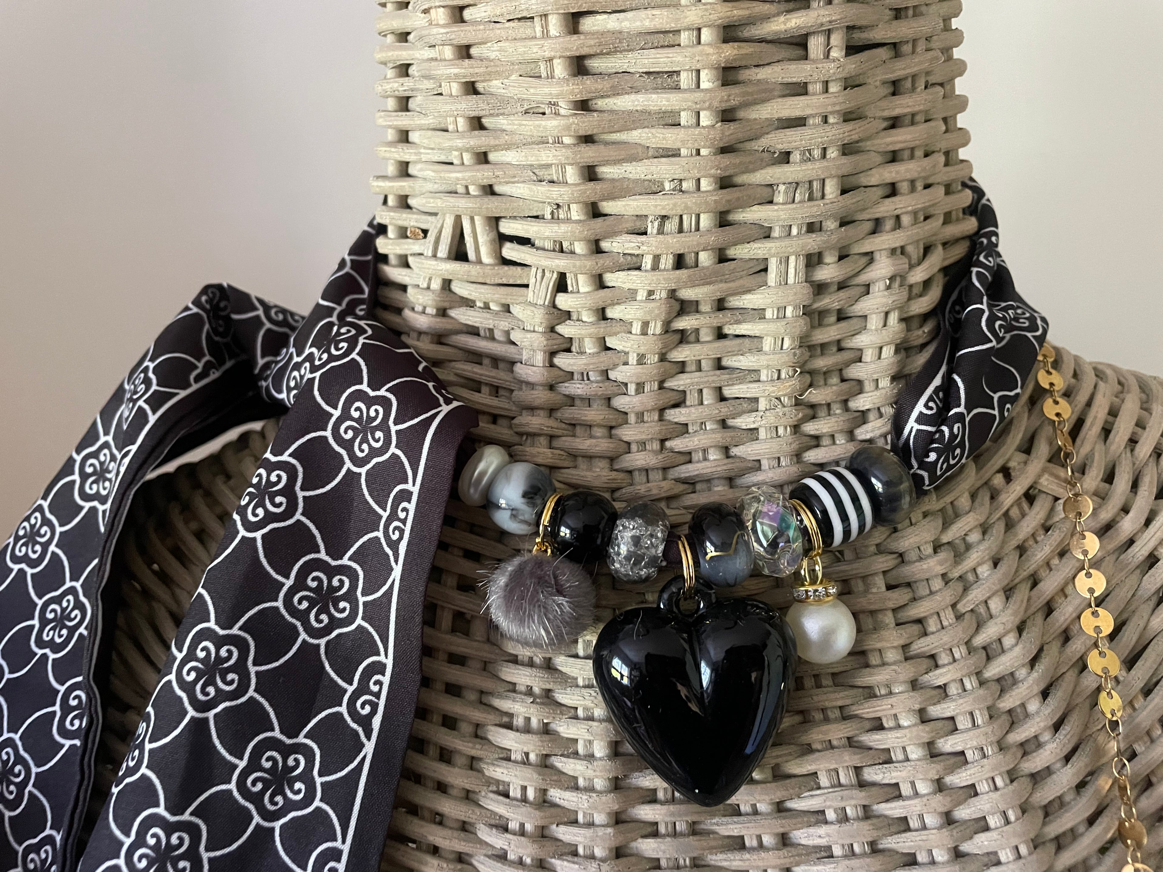 Sjaalketting -Zwart wit met groot hart