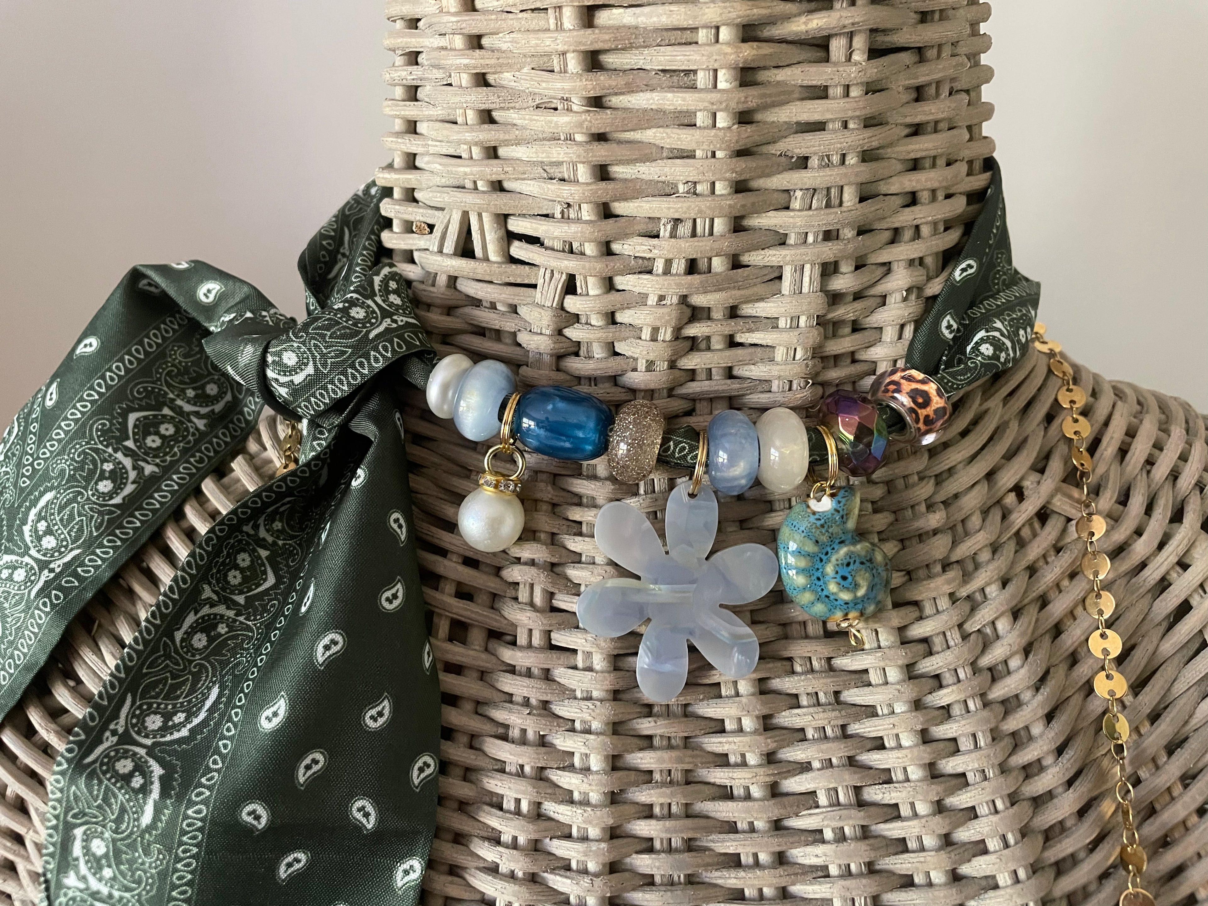 Sjaalketting - Groen met licht blauw bloem