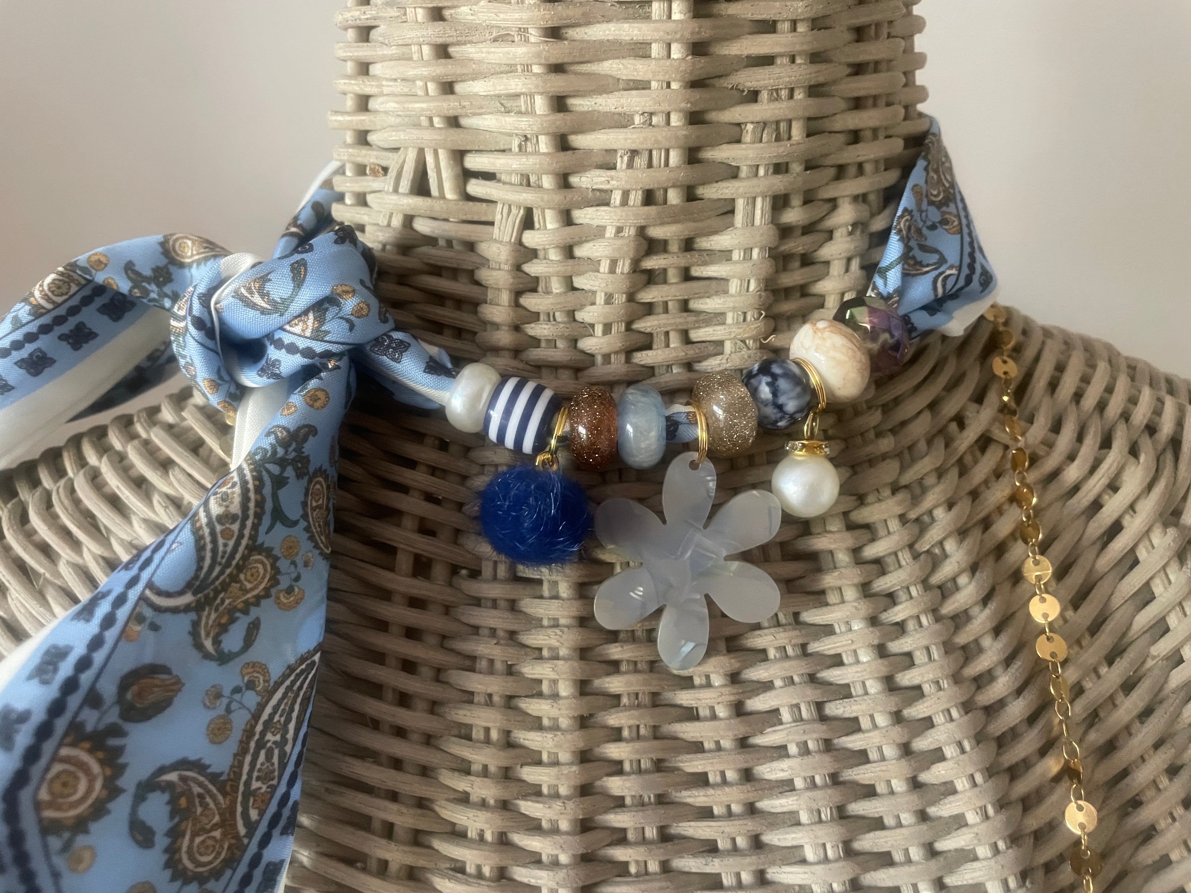 Sjaalketting - Blauw cognac met bloem