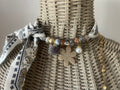 Sjaalketting - Zwart wit beige met beige bloem