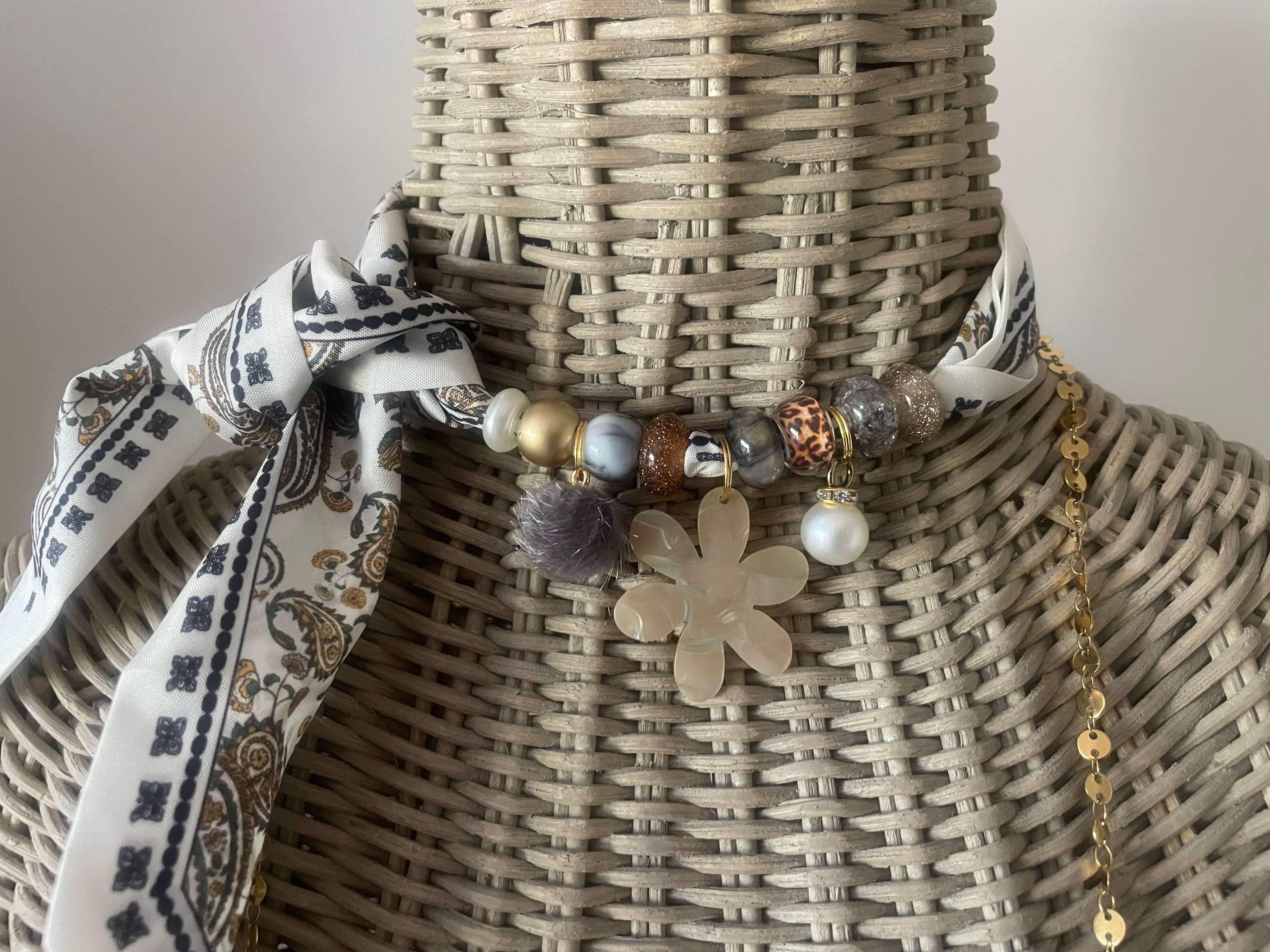 Sjaalketting - Zwart wit beige met beige bloem