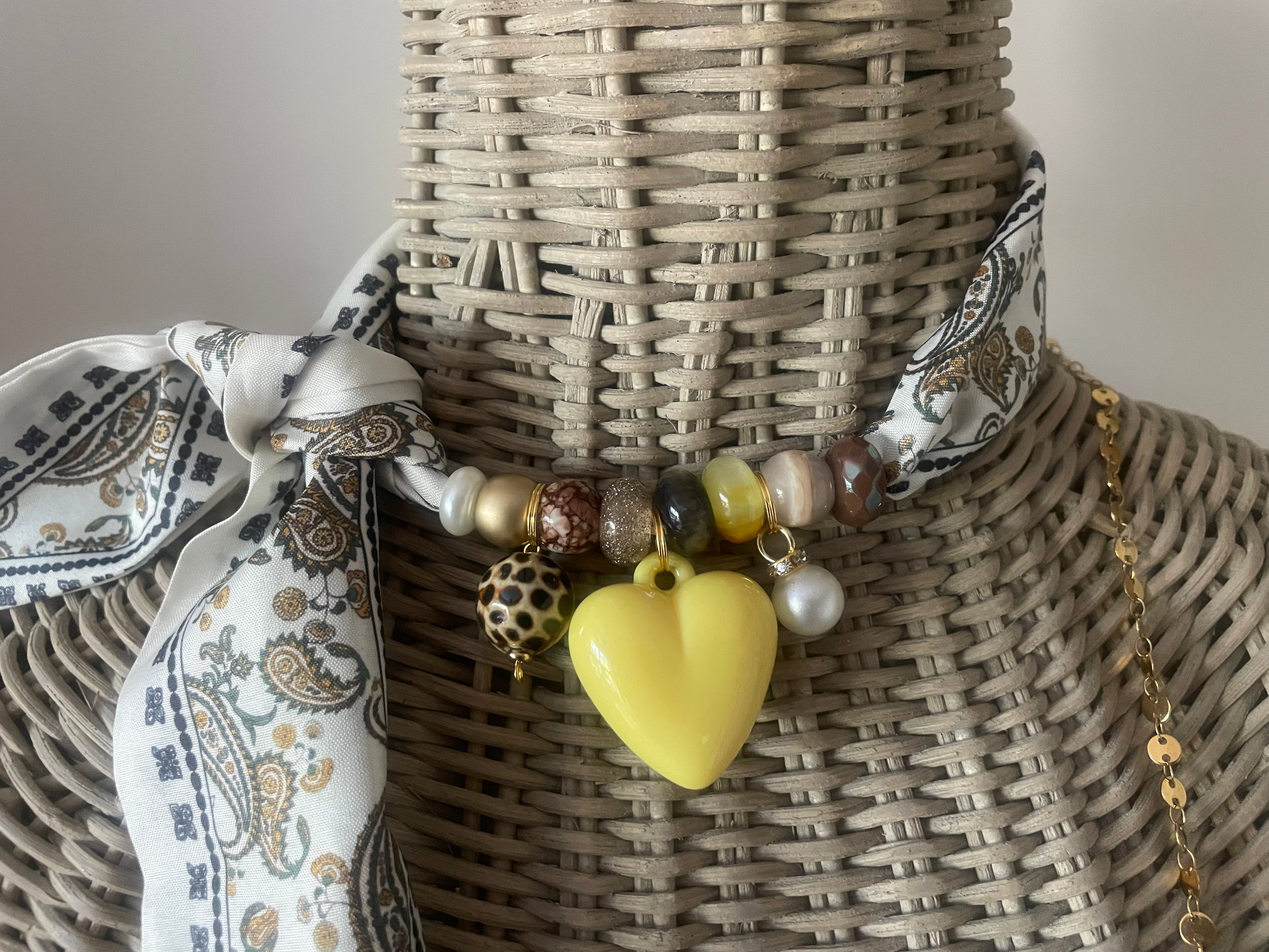 Sjaalketting - Beige geel hart
