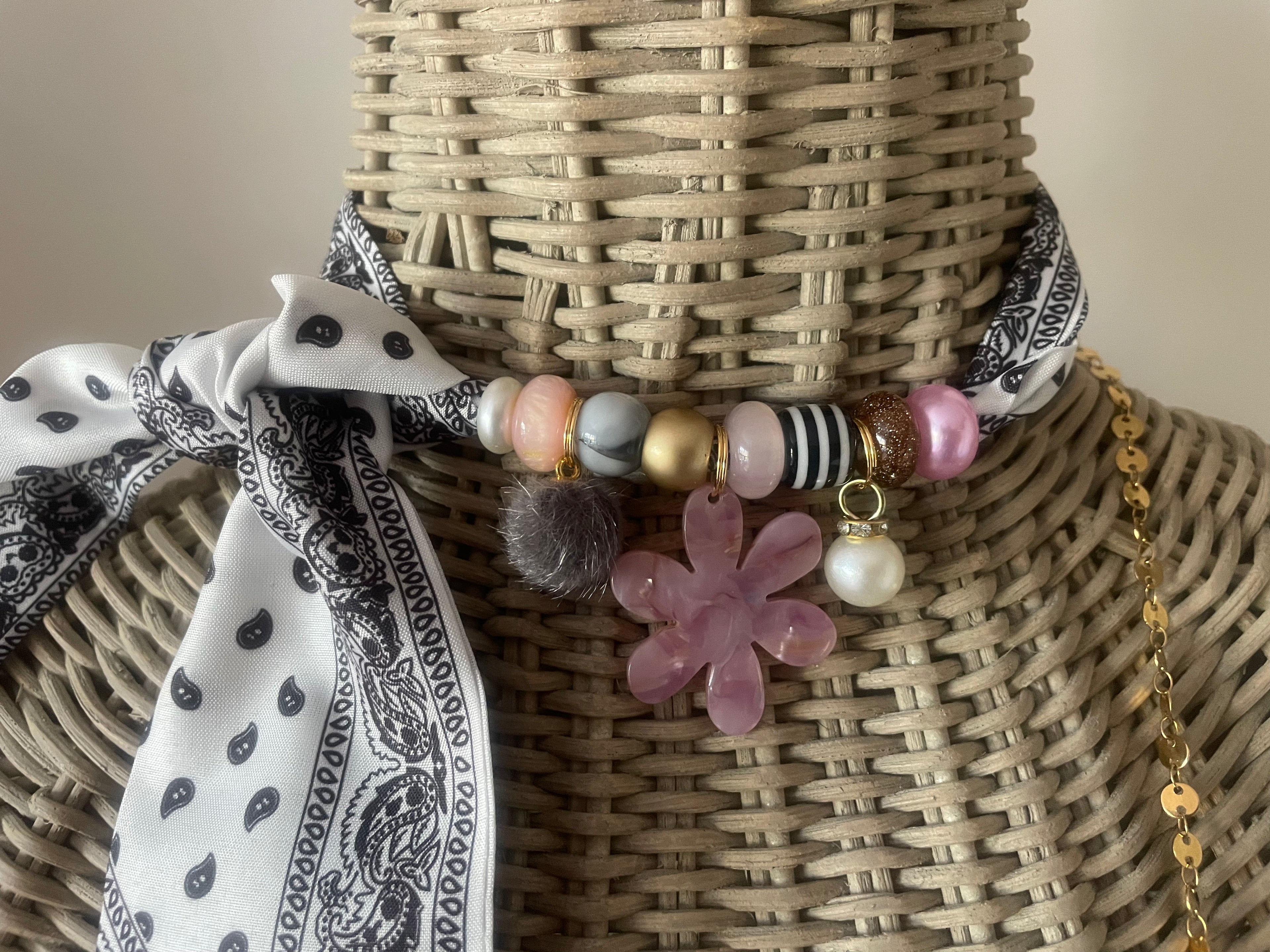 Sjaalketting - Zwart wit met rose bloem