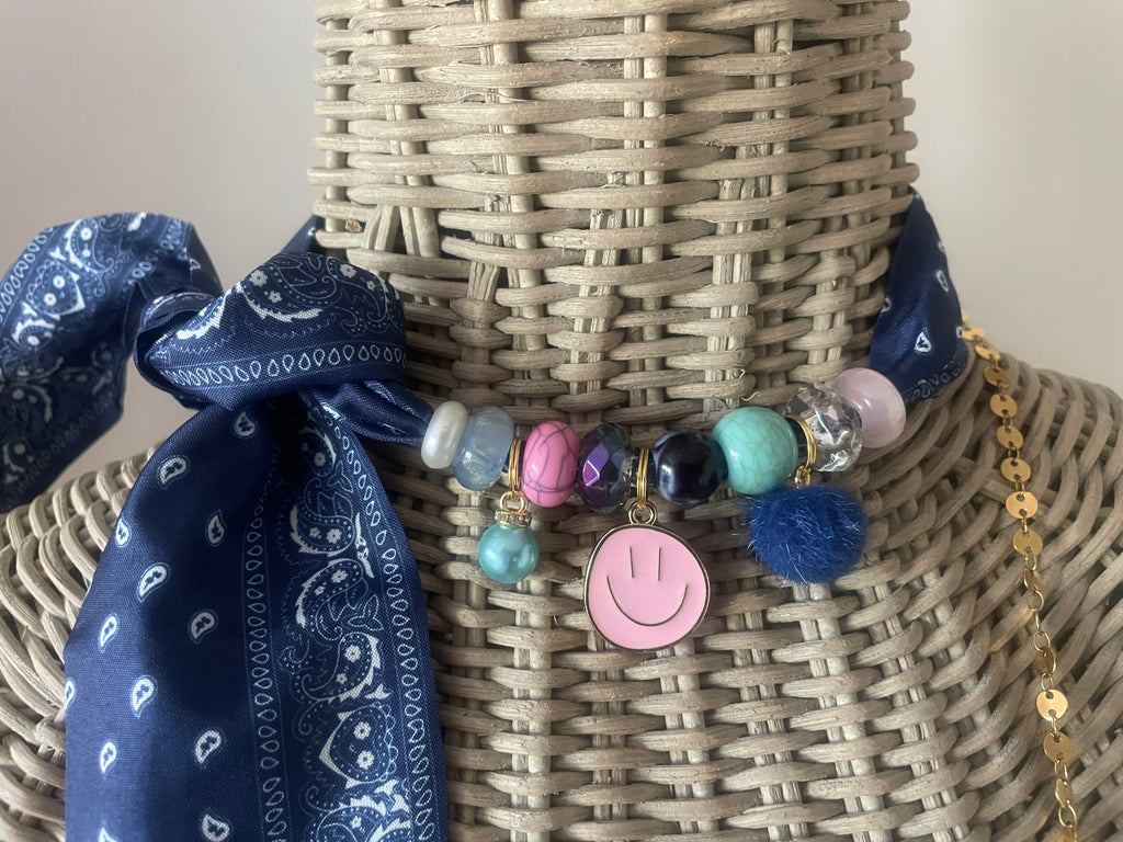 Sjaalketting - Blauw met licht rose smiley
