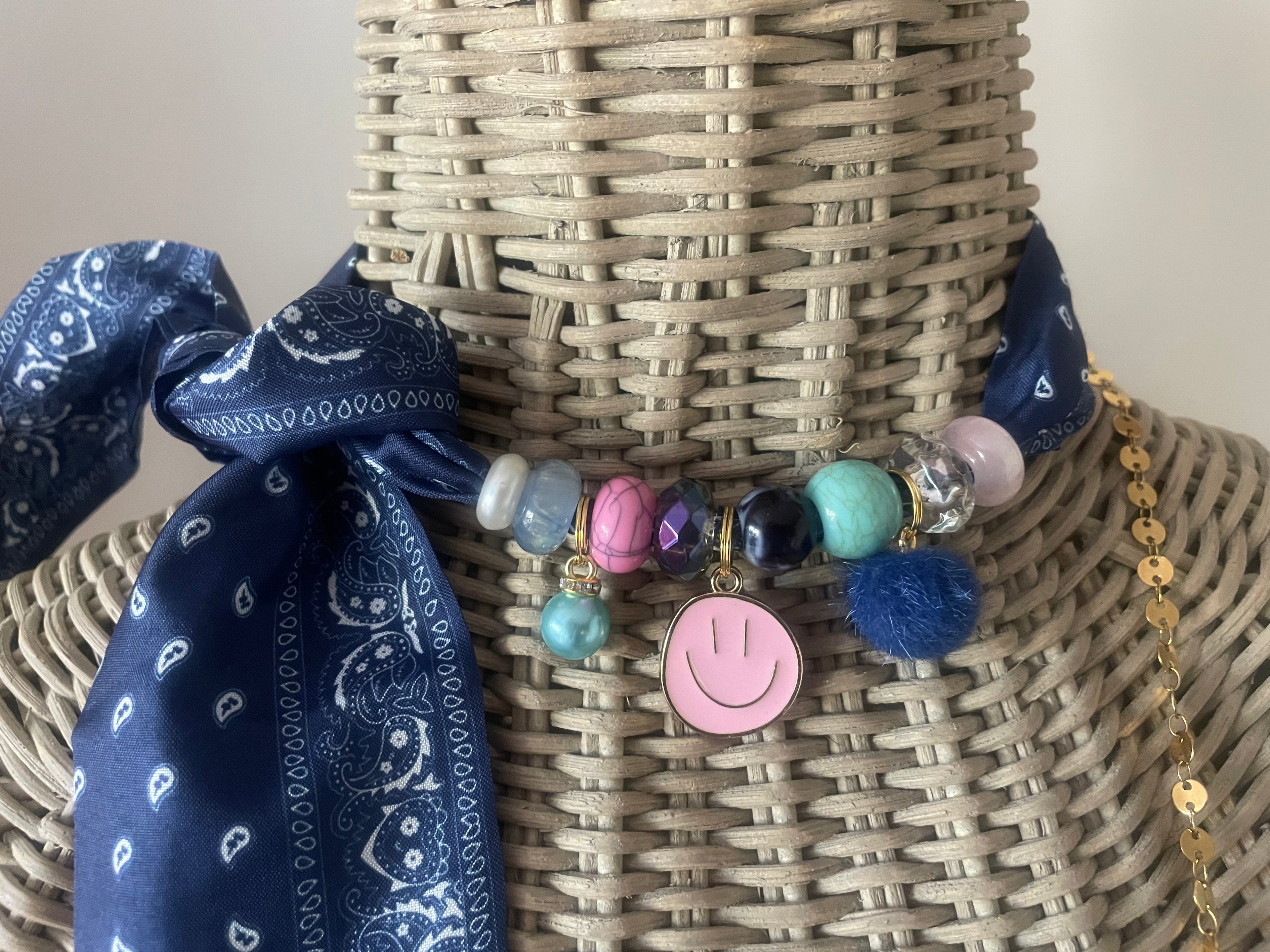 Sjaalketting - Blauw met licht rose smiley