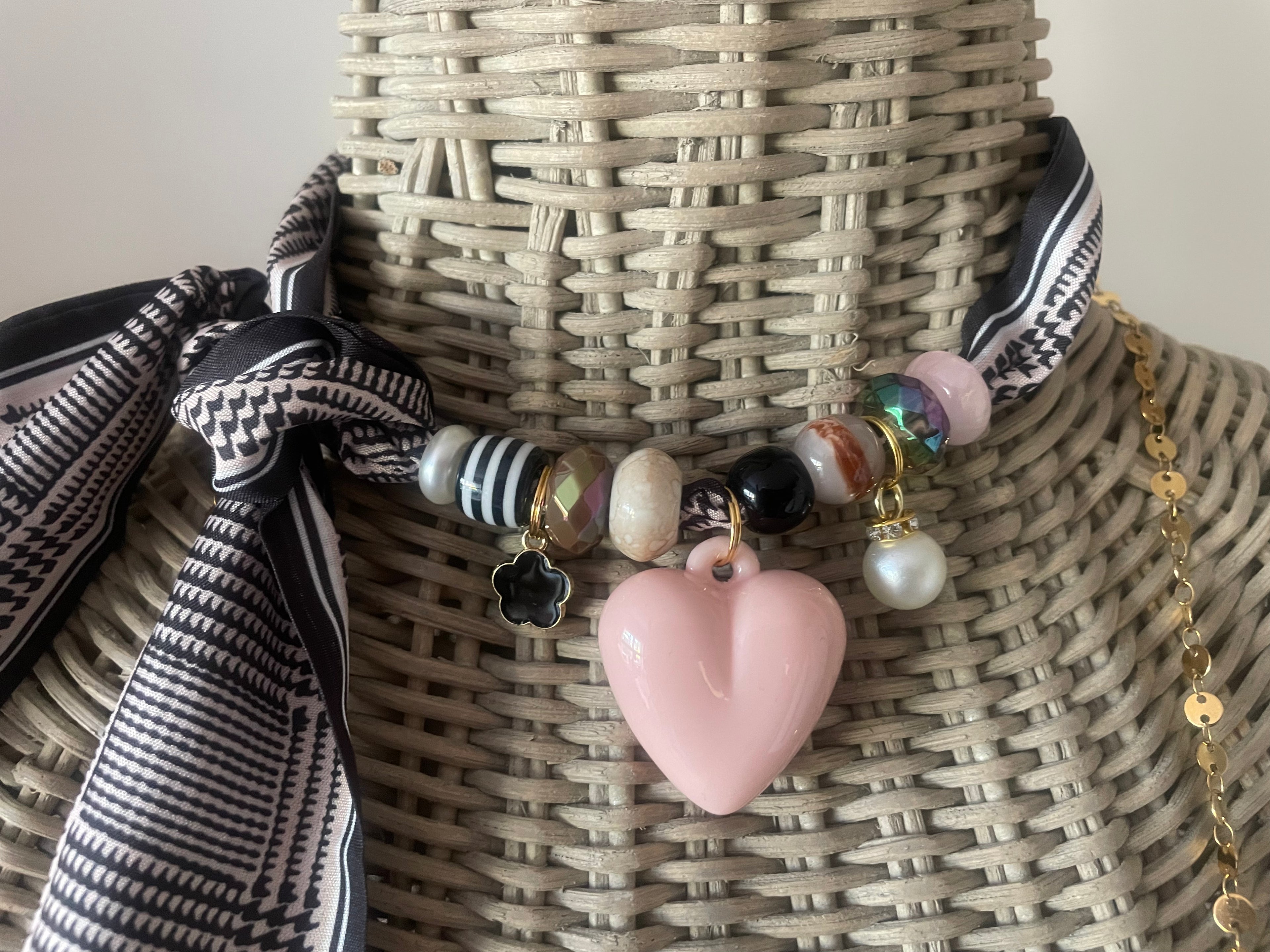 Sjaalenketting - Ruitje zwart nude met rose hart