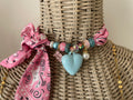 Sjaalketting - Rose met licht blauw hart