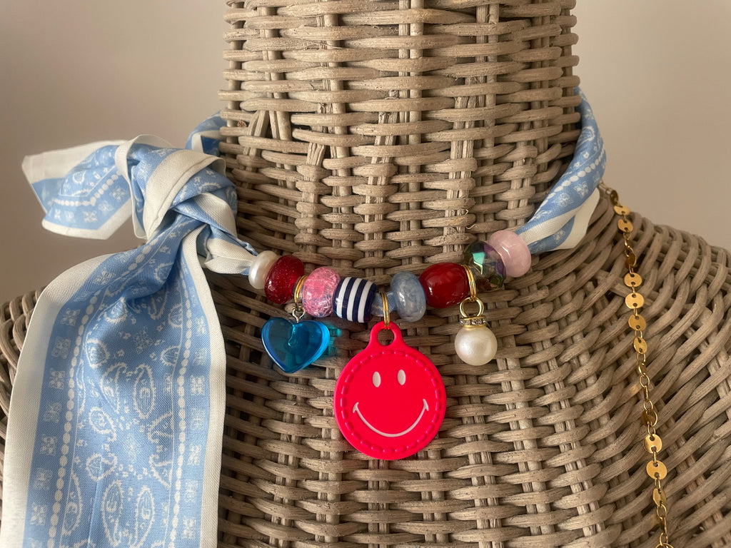 Sjaalketting - Licht blauw fel smiley