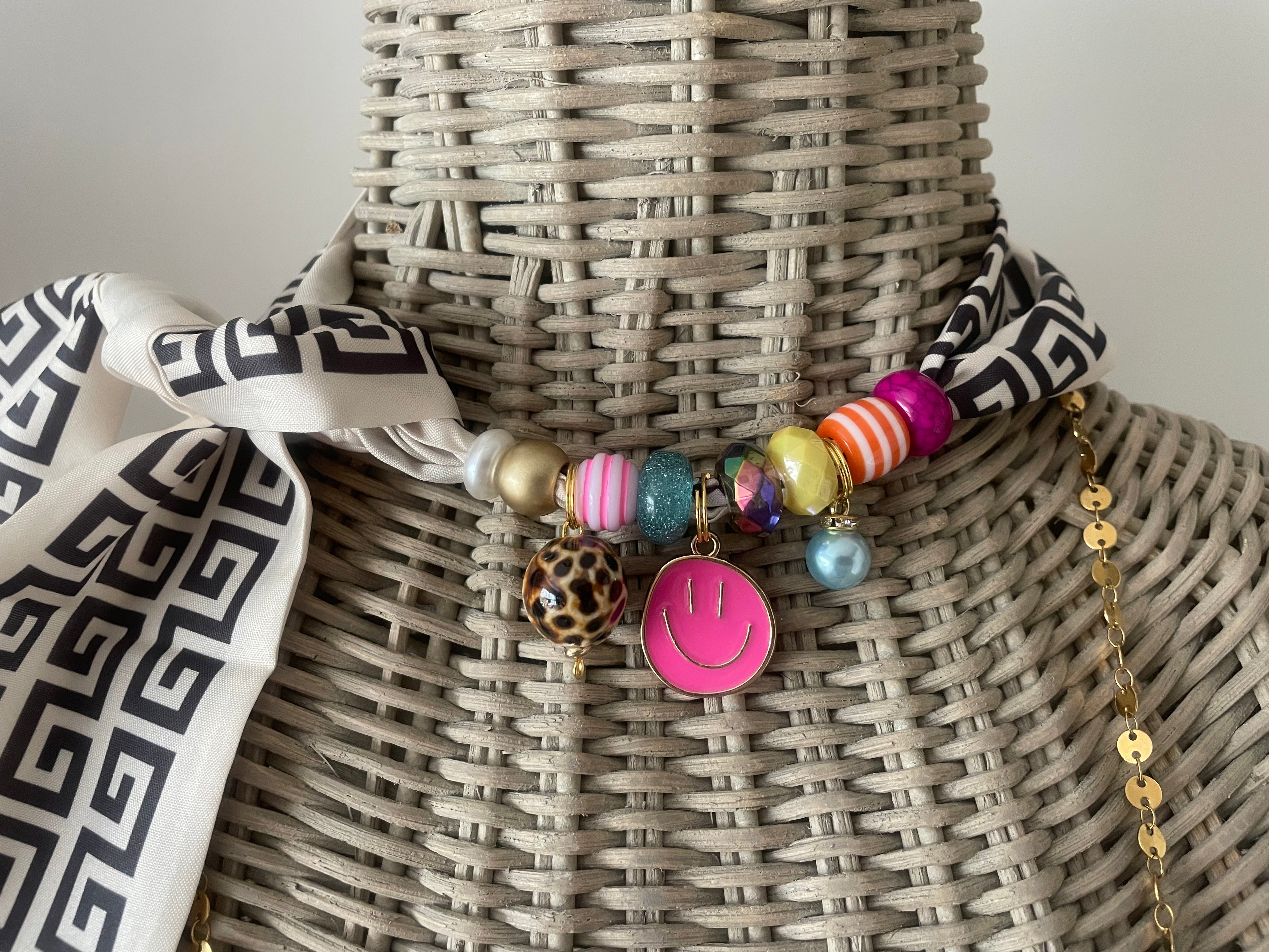 Sjaalketting - Zwart ecru fuchsia smiley