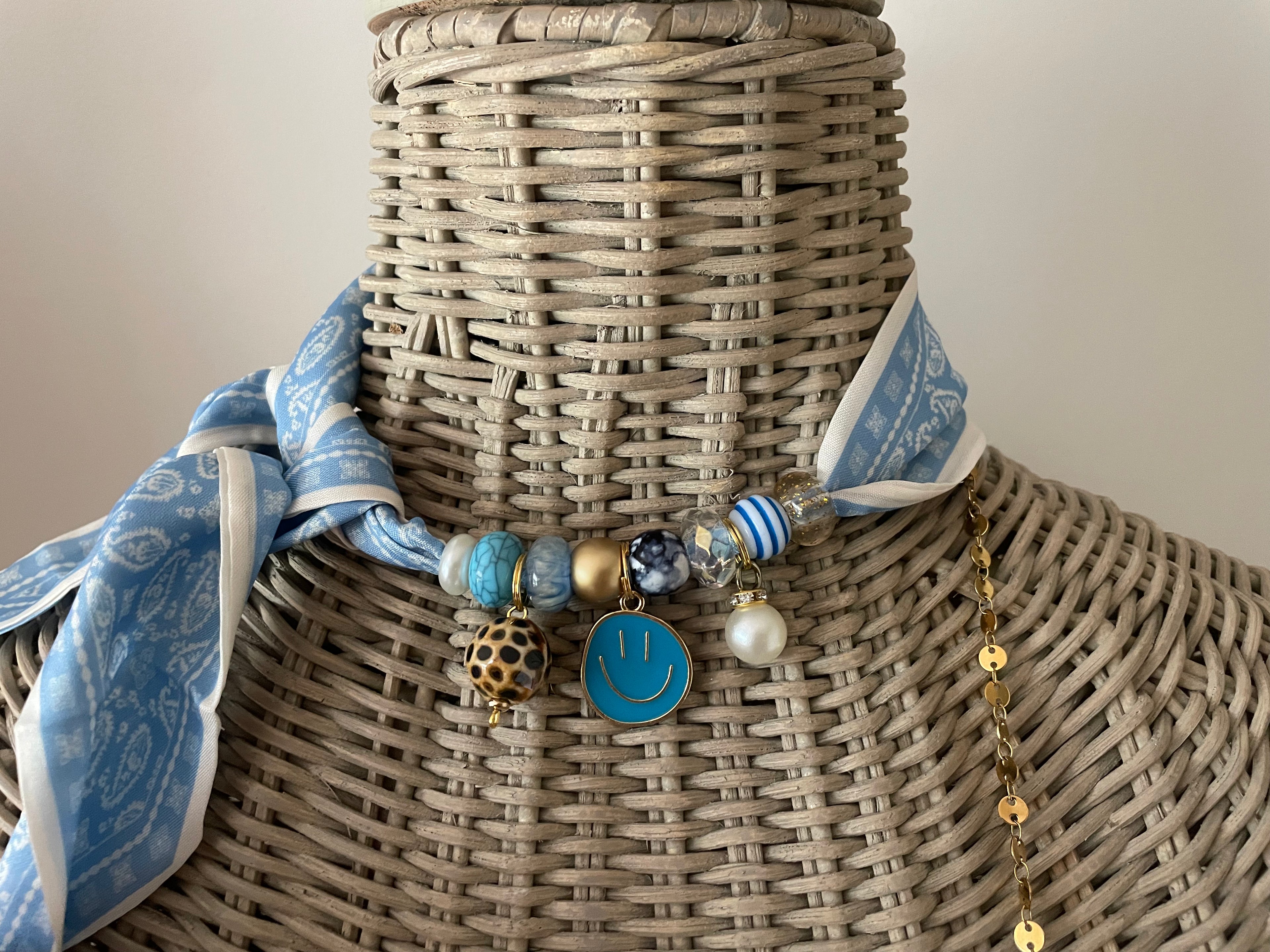 Sjaalketting - Licht blauw smiley