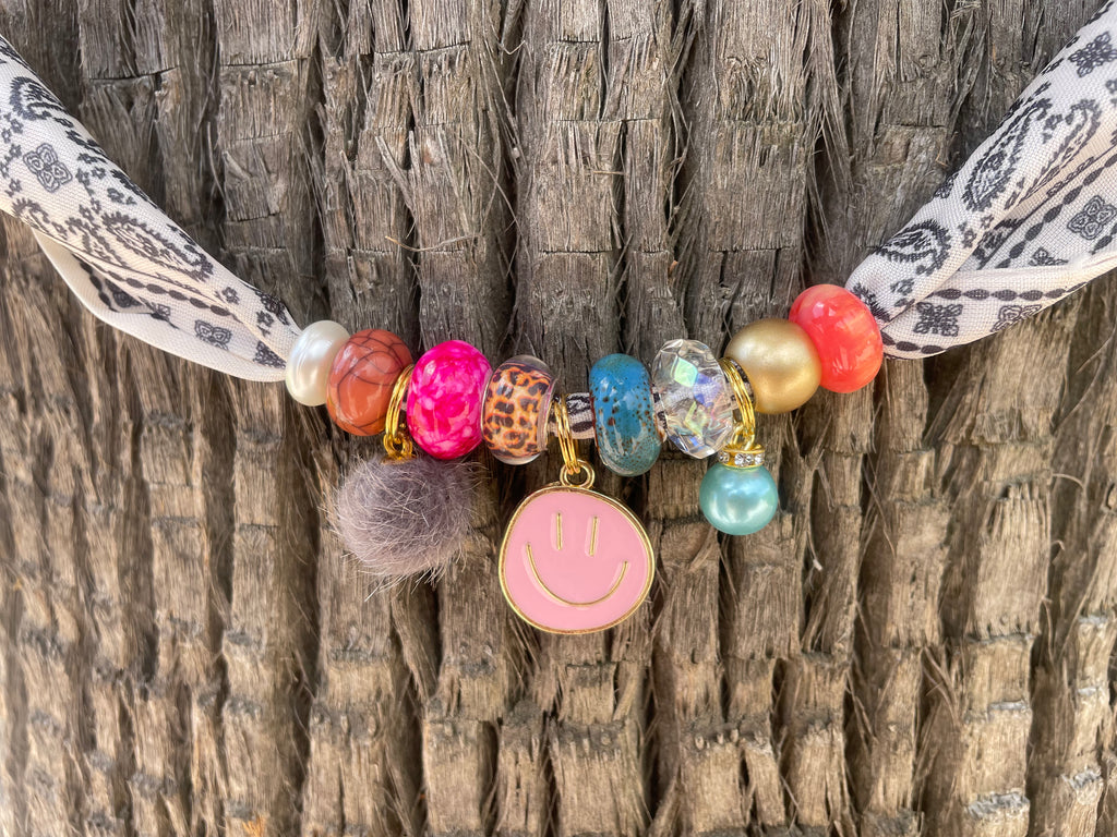 Sjaalketting - Zwart wit met licht rose smiley
