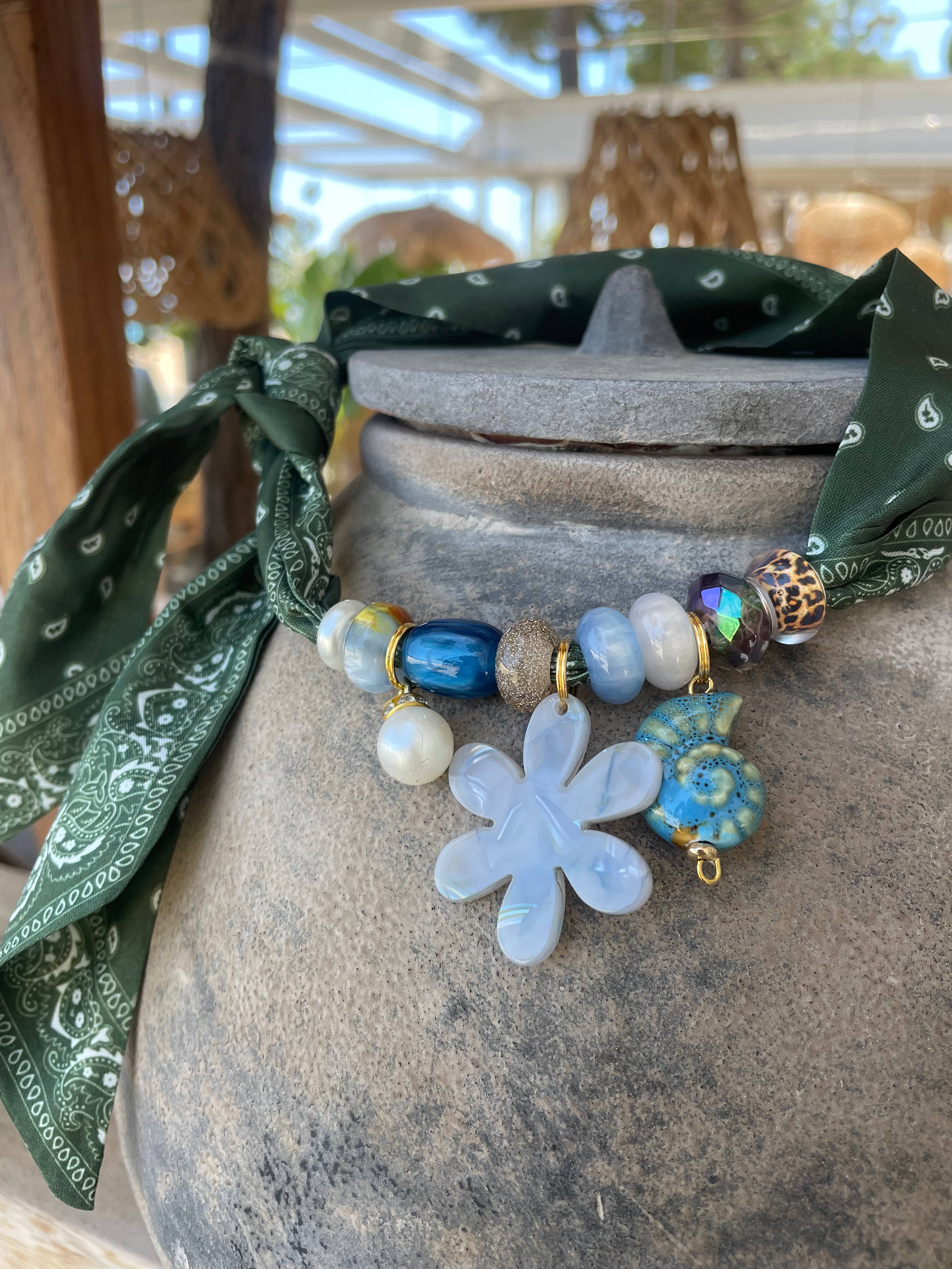 Sjaalketting - Groen met licht blauw bloem