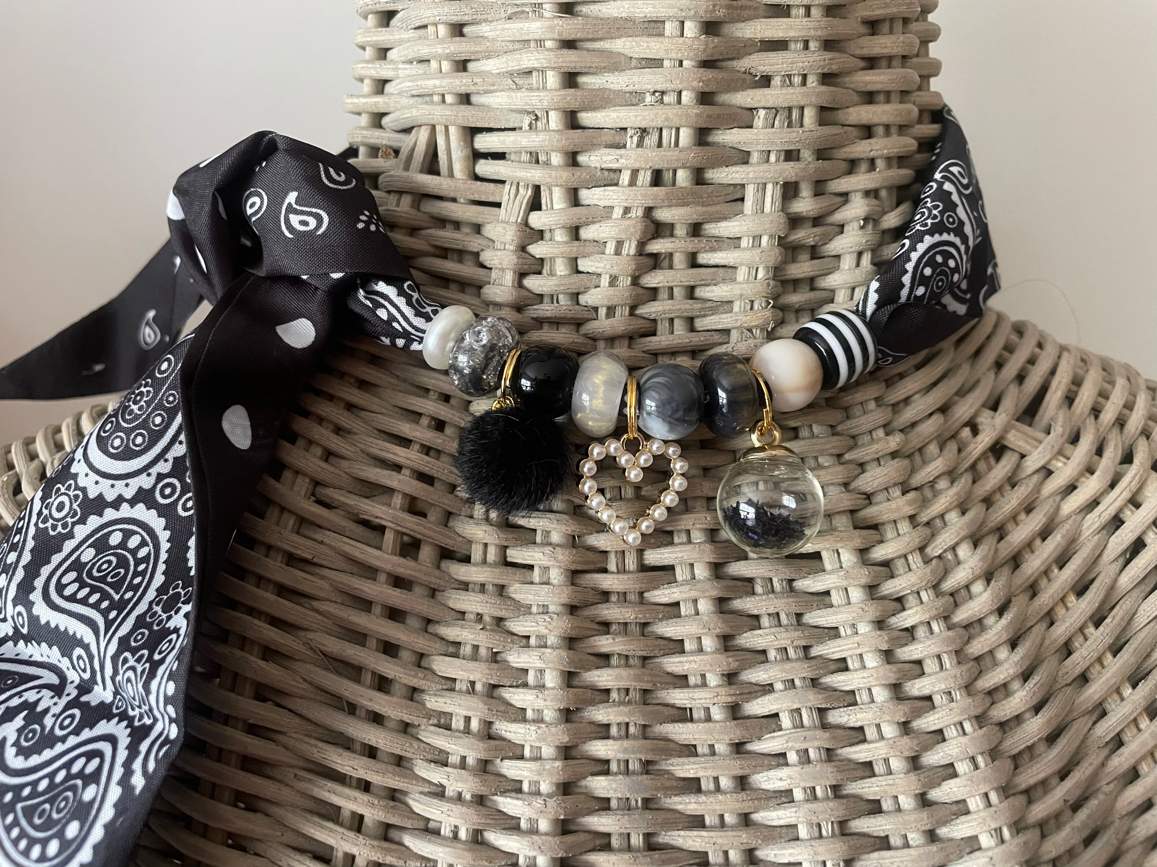 Sjaalenketting - zwart Paisley parel hartje