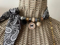 Sjaalenketting - Zwart wit Paisley beige