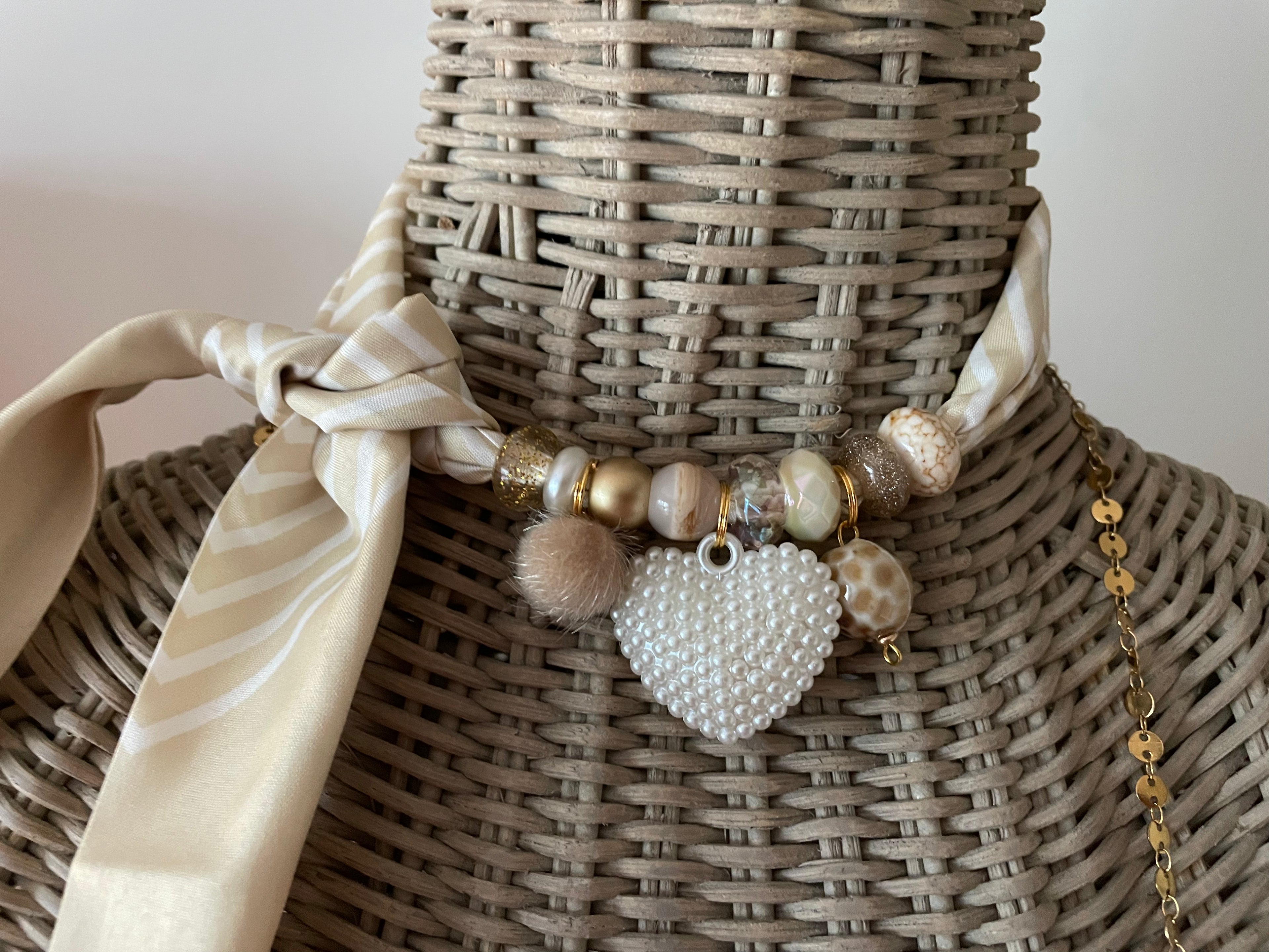 Sjaalketting® 
- Beige streep met parel